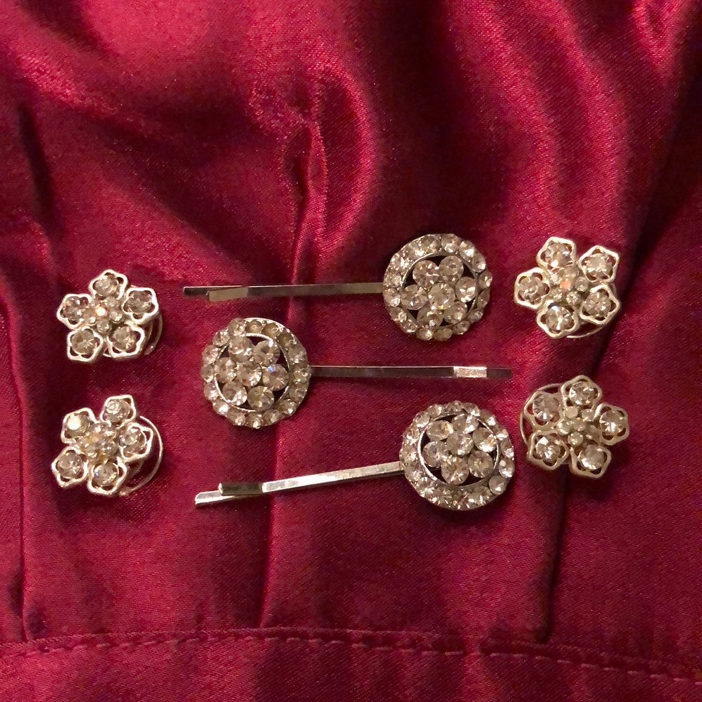 SOLD 🎉 Jewel flower hair accessories and clips